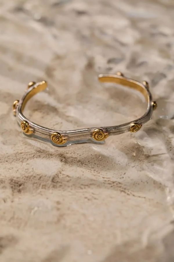 Hoyara bracelets, piece on sand